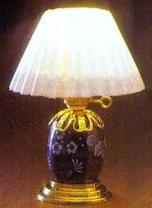 mh828floraltablelamp.jpg (12134 bytes)