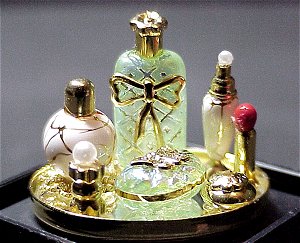 greenperfumetray.jpg (26849 bytes)